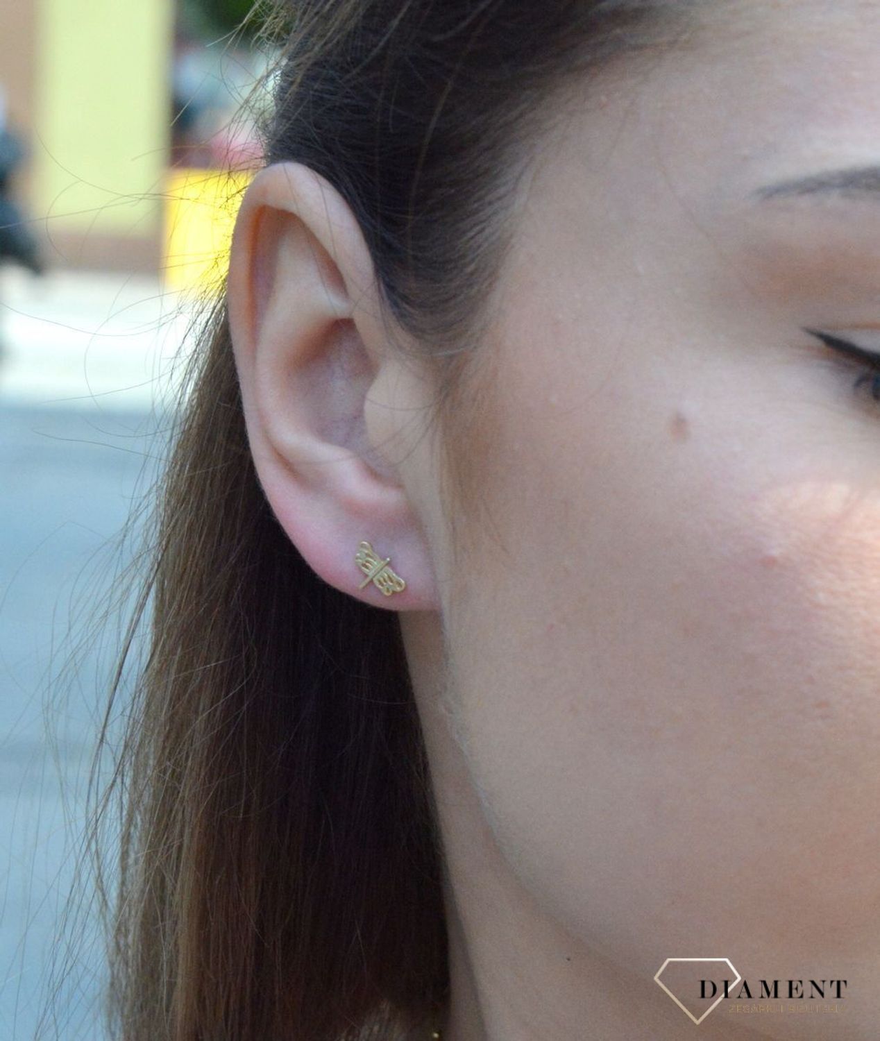 Złote kolczyki dla dziewczynki 333 ważka  KL 7517 333. Te urocze kolczyki to idealny prezent dla córki za osiągnięcia w nauce, na urodziny czy z okazji pierwszej komunii. Dodatek jest niewielki, co w połączeniu z wygodnym zap.jpg